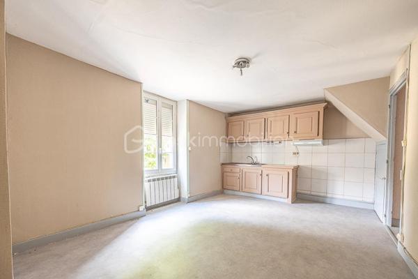 ***** OFFRE ACCEPTÉE *****

Cet immeuble dans le centre de Coulonges-sur-l'Autize, proche des commodités, comprend aujourd'hui 4 appartements : au rez-de-chaussée, un appartement T3 de 68 m² et un T2 de 48,5 m², chacun pourvu d'une cave. Au 1er étage, deux T3 (48,5 m² et 73,5 m²), chacun avec un vaste grenier.
Possibilité de créer un 5e logement en transformant ce dernier appartement.

L'ensemble est libre de toute occupation, idéal pour un investisseur souhaitant se constituer un patrimoine locatif.

Confort & équipements : chauffage gaz individuel dans certains appartements, électrique dans d'autres. Les appartements nécessitent des travaux d'ampleur variable.

Cette annonce correspond à votre projet ?

Selon l'article L.561.5 du Code Monétaire et Financier, pour l'organisation de la visite, la présentation d'une pièce d'identité vous sera demandée.
Vous avez la possibilité de vous faire accompagner, lors de la visite, par un professionnel de la construction de votre choix (architecte, expert en bâtiment, maître d'œuvre, artisan, etc.). Cette démarche peut vous permettre d'obtenir un avis technique éclairé sur l'état du bien, d'identifier d'éventuels travaux à prévoir et de sécuriser votre projet d'acquisition. Je vous remercie de bien vouloir m'informer en amont de la visite si vous souhaitez être accompagnés afin de faciliter l'organisation de celle-ci dans les meilleures conditions.

Chers confrères, contactez-moi pour travailler en inter-cabinet.