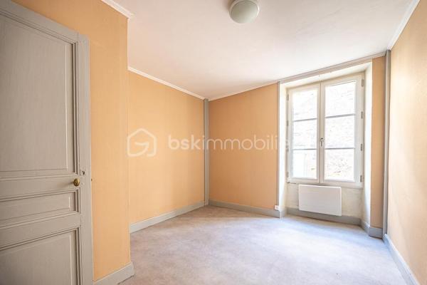 ***** OFFRE ACCEPTÉE *****

Cet immeuble dans le centre de Coulonges-sur-l'Autize, proche des commodités, comprend aujourd'hui 4 appartements : au rez-de-chaussée, un appartement T3 de 68 m² et un T2 de 48,5 m², chacun pourvu d'une cave. Au 1er étage, deux T3 (48,5 m² et 73,5 m²), chacun avec un vaste grenier.
Possibilité de créer un 5e logement en transformant ce dernier appartement.

L'ensemble est libre de toute occupation, idéal pour un investisseur souhaitant se constituer un patrimoine locatif.

Confort & équipements : chauffage gaz individuel dans certains appartements, électrique dans d'autres. Les appartements nécessitent des travaux d'ampleur variable.

Cette annonce correspond à votre projet ?

Selon l'article L.561.5 du Code Monétaire et Financier, pour l'organisation de la visite, la présentation d'une pièce d'identité vous sera demandée.
Vous avez la possibilité de vous faire accompagner, lors de la visite, par un professionnel de la construction de votre choix (architecte, expert en bâtiment, maître d'œuvre, artisan, etc.). Cette démarche peut vous permettre d'obtenir un avis technique éclairé sur l'état du bien, d'identifier d'éventuels travaux à prévoir et de sécuriser votre projet d'acquisition. Je vous remercie de bien vouloir m'informer en amont de la visite si vous souhaitez être accompagnés afin de faciliter l'organisation de celle-ci dans les meilleures conditions.

Chers confrères, contactez-moi pour travailler en inter-cabinet.