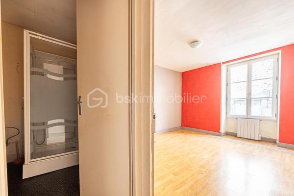 ***** OFFRE ACCEPTÉE *****

Cet immeuble dans le centre de Coulonges-sur-l'Autize, proche des commodités, comprend aujourd'hui 4 appartements : au rez-de-chaussée, un appartement T3 de 68 m² et un T2 de 48,5 m², chacun pourvu d'une cave. Au 1er étage, deux T3 (48,5 m² et 73,5 m²), chacun avec un vaste grenier.
Possibilité de créer un 5e logement en transformant ce dernier appartement.

L'ensemble est libre de toute occupation, idéal pour un investisseur souhaitant se constituer un patrimoine locatif.

Confort & équipements : chauffage gaz individuel dans certains appartements, électrique dans d'autres. Les appartements nécessitent des travaux d'ampleur variable.

Cette annonce correspond à votre projet ?

Selon l'article L.561.5 du Code Monétaire et Financier, pour l'organisation de la visite, la présentation d'une pièce d'identité vous sera demandée.
Vous avez la possibilité de vous faire accompagner, lors de la visite, par un professionnel de la construction de votre choix (architecte, expert en bâtiment, maître d'œuvre, artisan, etc.). Cette démarche peut vous permettre d'obtenir un avis technique éclairé sur l'état du bien, d'identifier d'éventuels travaux à prévoir et de sécuriser votre projet d'acquisition. Je vous remercie de bien vouloir m'informer en amont de la visite si vous souhaitez être accompagnés afin de faciliter l'organisation de celle-ci dans les meilleures conditions.

Chers confrères, contactez-moi pour travailler en inter-cabinet.
