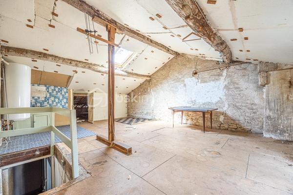 ***** OFFRE ACCEPTÉE *****

Cet immeuble dans le centre de Coulonges-sur-l'Autize, proche des commodités, comprend aujourd'hui 4 appartements : au rez-de-chaussée, un appartement T3 de 68 m² et un T2 de 48,5 m², chacun pourvu d'une cave. Au 1er étage, deux T3 (48,5 m² et 73,5 m²), chacun avec un vaste grenier.
Possibilité de créer un 5e logement en transformant ce dernier appartement.

L'ensemble est libre de toute occupation, idéal pour un investisseur souhaitant se constituer un patrimoine locatif.

Confort & équipements : chauffage gaz individuel dans certains appartements, électrique dans d'autres. Les appartements nécessitent des travaux d'ampleur variable.

Cette annonce correspond à votre projet ?

Selon l'article L.561.5 du Code Monétaire et Financier, pour l'organisation de la visite, la présentation d'une pièce d'identité vous sera demandée.
Vous avez la possibilité de vous faire accompagner, lors de la visite, par un professionnel de la construction de votre choix (architecte, expert en bâtiment, maître d'œuvre, artisan, etc.). Cette démarche peut vous permettre d'obtenir un avis technique éclairé sur l'état du bien, d'identifier d'éventuels travaux à prévoir et de sécuriser votre projet d'acquisition. Je vous remercie de bien vouloir m'informer en amont de la visite si vous souhaitez être accompagnés afin de faciliter l'organisation de celle-ci dans les meilleures conditions.

Chers confrères, contactez-moi pour travailler en inter-cabinet.