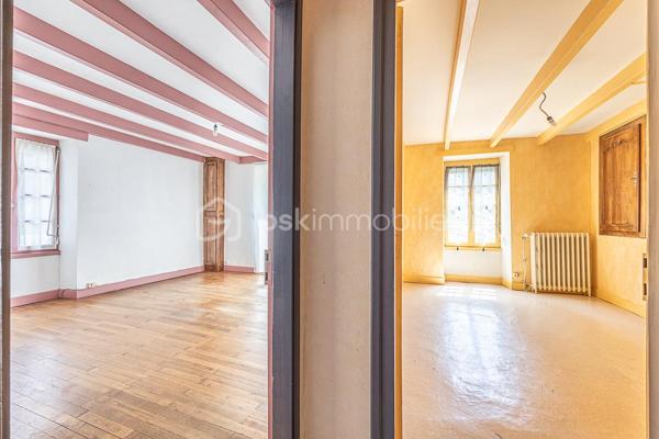 ***** OFFRE ACCEPTÉE *****

Cet immeuble dans le centre de Coulonges-sur-l'Autize, proche des commodités, comprend aujourd'hui 4 appartements : au rez-de-chaussée, un appartement T3 de 68 m² et un T2 de 48,5 m², chacun pourvu d'une cave. Au 1er étage, deux T3 (48,5 m² et 73,5 m²), chacun avec un vaste grenier.
Possibilité de créer un 5e logement en transformant ce dernier appartement.

L'ensemble est libre de toute occupation, idéal pour un investisseur souhaitant se constituer un patrimoine locatif.

Confort & équipements : chauffage gaz individuel dans certains appartements, électrique dans d'autres. Les appartements nécessitent des travaux d'ampleur variable.

Cette annonce correspond à votre projet ?

Selon l'article L.561.5 du Code Monétaire et Financier, pour l'organisation de la visite, la présentation d'une pièce d'identité vous sera demandée.
Vous avez la possibilité de vous faire accompagner, lors de la visite, par un professionnel de la construction de votre choix (architecte, expert en bâtiment, maître d'œuvre, artisan, etc.). Cette démarche peut vous permettre d'obtenir un avis technique éclairé sur l'état du bien, d'identifier d'éventuels travaux à prévoir et de sécuriser votre projet d'acquisition. Je vous remercie de bien vouloir m'informer en amont de la visite si vous souhaitez être accompagnés afin de faciliter l'organisation de celle-ci dans les meilleures conditions.

Chers confrères, contactez-moi pour travailler en inter-cabinet.