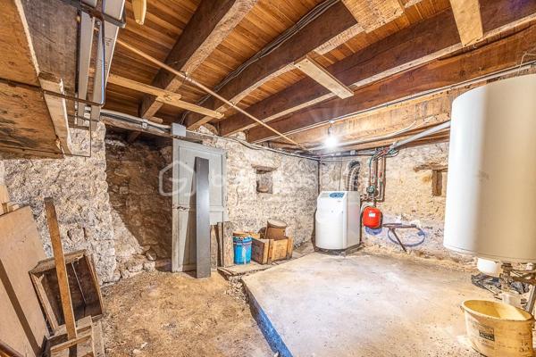 ***** OFFRE ACCEPTÉE *****

Cet immeuble dans le centre de Coulonges-sur-l'Autize, proche des commodités, comprend aujourd'hui 4 appartements : au rez-de-chaussée, un appartement T3 de 68 m² et un T2 de 48,5 m², chacun pourvu d'une cave. Au 1er étage, deux T3 (48,5 m² et 73,5 m²), chacun avec un vaste grenier.
Possibilité de créer un 5e logement en transformant ce dernier appartement.

L'ensemble est libre de toute occupation, idéal pour un investisseur souhaitant se constituer un patrimoine locatif.

Confort & équipements : chauffage gaz individuel dans certains appartements, électrique dans d'autres. Les appartements nécessitent des travaux d'ampleur variable.

Cette annonce correspond à votre projet ?

Selon l'article L.561.5 du Code Monétaire et Financier, pour l'organisation de la visite, la présentation d'une pièce d'identité vous sera demandée.
Vous avez la possibilité de vous faire accompagner, lors de la visite, par un professionnel de la construction de votre choix (architecte, expert en bâtiment, maître d'œuvre, artisan, etc.). Cette démarche peut vous permettre d'obtenir un avis technique éclairé sur l'état du bien, d'identifier d'éventuels travaux à prévoir et de sécuriser votre projet d'acquisition. Je vous remercie de bien vouloir m'informer en amont de la visite si vous souhaitez être accompagnés afin de faciliter l'organisation de celle-ci dans les meilleures conditions.

Chers confrères, contactez-moi pour travailler en inter-cabinet.