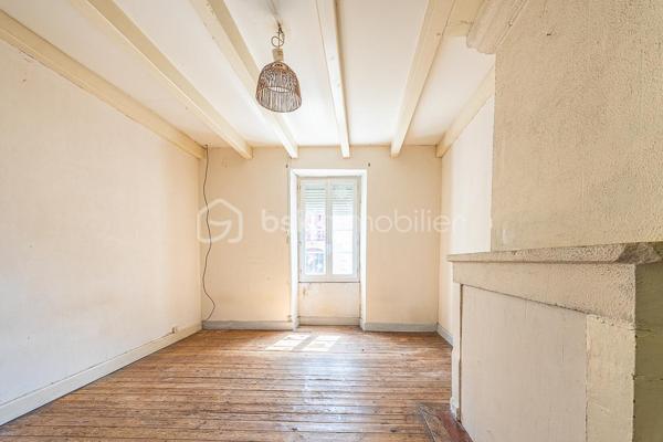 ***** OFFRE ACCEPTÉE *****

Cet immeuble dans le centre de Coulonges-sur-l'Autize, proche des commodités, comprend aujourd'hui 4 appartements : au rez-de-chaussée, un appartement T3 de 68 m² et un T2 de 48,5 m², chacun pourvu d'une cave. Au 1er étage, deux T3 (48,5 m² et 73,5 m²), chacun avec un vaste grenier.
Possibilité de créer un 5e logement en transformant ce dernier appartement.

L'ensemble est libre de toute occupation, idéal pour un investisseur souhaitant se constituer un patrimoine locatif.

Confort & équipements : chauffage gaz individuel dans certains appartements, électrique dans d'autres. Les appartements nécessitent des travaux d'ampleur variable.

Cette annonce correspond à votre projet ?

Selon l'article L.561.5 du Code Monétaire et Financier, pour l'organisation de la visite, la présentation d'une pièce d'identité vous sera demandée.
Vous avez la possibilité de vous faire accompagner, lors de la visite, par un professionnel de la construction de votre choix (architecte, expert en bâtiment, maître d'œuvre, artisan, etc.). Cette démarche peut vous permettre d'obtenir un avis technique éclairé sur l'état du bien, d'identifier d'éventuels travaux à prévoir et de sécuriser votre projet d'acquisition. Je vous remercie de bien vouloir m'informer en amont de la visite si vous souhaitez être accompagnés afin de faciliter l'organisation de celle-ci dans les meilleures conditions.

Chers confrères, contactez-moi pour travailler en inter-cabinet.