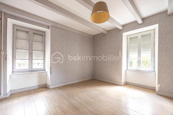 ***** OFFRE ACCEPTÉE *****

Cet immeuble dans le centre de Coulonges-sur-l'Autize, proche des commodités, comprend aujourd'hui 4 appartements : au rez-de-chaussée, un appartement T3 de 68 m² et un T2 de 48,5 m², chacun pourvu d'une cave. Au 1er étage, deux T3 (48,5 m² et 73,5 m²), chacun avec un vaste grenier.
Possibilité de créer un 5e logement en transformant ce dernier appartement.

L'ensemble est libre de toute occupation, idéal pour un investisseur souhaitant se constituer un patrimoine locatif.

Confort & équipements : chauffage gaz individuel dans certains appartements, électrique dans d'autres. Les appartements nécessitent des travaux d'ampleur variable.

Cette annonce correspond à votre projet ?

Selon l'article L.561.5 du Code Monétaire et Financier, pour l'organisation de la visite, la présentation d'une pièce d'identité vous sera demandée.
Vous avez la possibilité de vous faire accompagner, lors de la visite, par un professionnel de la construction de votre choix (architecte, expert en bâtiment, maître d'œuvre, artisan, etc.). Cette démarche peut vous permettre d'obtenir un avis technique éclairé sur l'état du bien, d'identifier d'éventuels travaux à prévoir et de sécuriser votre projet d'acquisition. Je vous remercie de bien vouloir m'informer en amont de la visite si vous souhaitez être accompagnés afin de faciliter l'organisation de celle-ci dans les meilleures conditions.

Chers confrères, contactez-moi pour travailler en inter-cabinet.