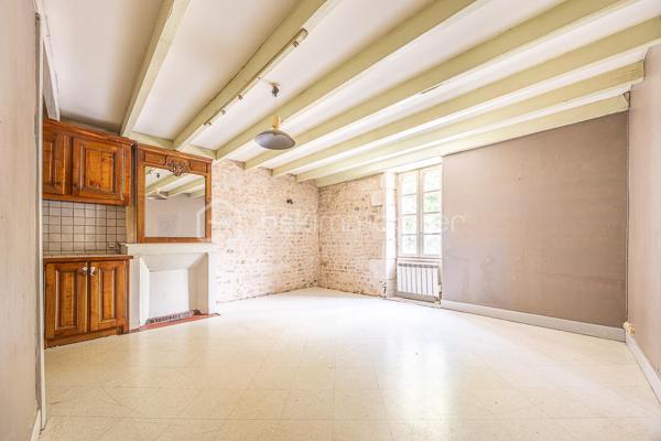 ***** OFFRE ACCEPTÉE *****

Cet immeuble dans le centre de Coulonges-sur-l'Autize, proche des commodités, comprend aujourd'hui 4 appartements : au rez-de-chaussée, un appartement T3 de 68 m² et un T2 de 48,5 m², chacun pourvu d'une cave. Au 1er étage, deux T3 (48,5 m² et 73,5 m²), chacun avec un vaste grenier.
Possibilité de créer un 5e logement en transformant ce dernier appartement.

L'ensemble est libre de toute occupation, idéal pour un investisseur souhaitant se constituer un patrimoine locatif.

Confort & équipements : chauffage gaz individuel dans certains appartements, électrique dans d'autres. Les appartements nécessitent des travaux d'ampleur variable.

Cette annonce correspond à votre projet ?

Selon l'article L.561.5 du Code Monétaire et Financier, pour l'organisation de la visite, la présentation d'une pièce d'identité vous sera demandée.
Vous avez la possibilité de vous faire accompagner, lors de la visite, par un professionnel de la construction de votre choix (architecte, expert en bâtiment, maître d'œuvre, artisan, etc.). Cette démarche peut vous permettre d'obtenir un avis technique éclairé sur l'état du bien, d'identifier d'éventuels travaux à prévoir et de sécuriser votre projet d'acquisition. Je vous remercie de bien vouloir m'informer en amont de la visite si vous souhaitez être accompagnés afin de faciliter l'organisation de celle-ci dans les meilleures conditions.

Chers confrères, contactez-moi pour travailler en inter-cabinet.