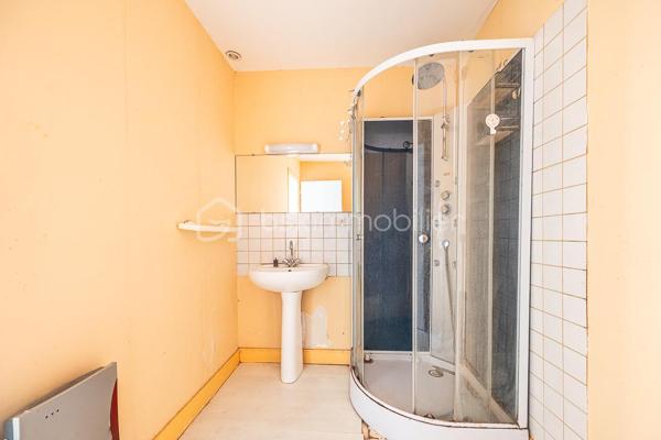 ***** OFFRE ACCEPTÉE *****

Cet immeuble dans le centre de Coulonges-sur-l'Autize, proche des commodités, comprend aujourd'hui 4 appartements : au rez-de-chaussée, un appartement T3 de 68 m² et un T2 de 48,5 m², chacun pourvu d'une cave. Au 1er étage, deux T3 (48,5 m² et 73,5 m²), chacun avec un vaste grenier.
Possibilité de créer un 5e logement en transformant ce dernier appartement.

L'ensemble est libre de toute occupation, idéal pour un investisseur souhaitant se constituer un patrimoine locatif.

Confort & équipements : chauffage gaz individuel dans certains appartements, électrique dans d'autres. Les appartements nécessitent des travaux d'ampleur variable.

Cette annonce correspond à votre projet ?

Selon l'article L.561.5 du Code Monétaire et Financier, pour l'organisation de la visite, la présentation d'une pièce d'identité vous sera demandée.
Vous avez la possibilité de vous faire accompagner, lors de la visite, par un professionnel de la construction de votre choix (architecte, expert en bâtiment, maître d'œuvre, artisan, etc.). Cette démarche peut vous permettre d'obtenir un avis technique éclairé sur l'état du bien, d'identifier d'éventuels travaux à prévoir et de sécuriser votre projet d'acquisition. Je vous remercie de bien vouloir m'informer en amont de la visite si vous souhaitez être accompagnés afin de faciliter l'organisation de celle-ci dans les meilleures conditions.

Chers confrères, contactez-moi pour travailler en inter-cabinet.