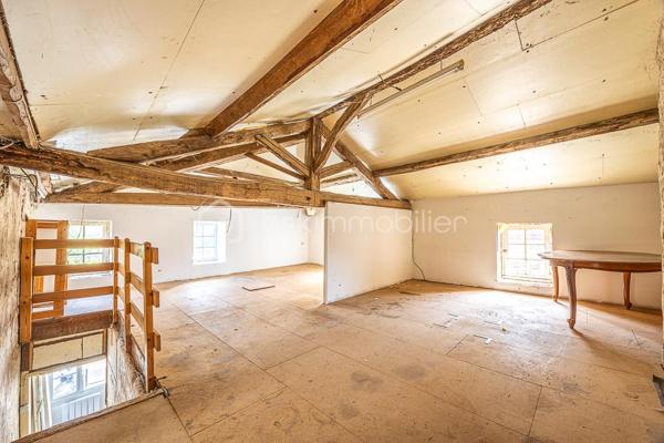 ***** OFFRE ACCEPTÉE *****

Cet immeuble dans le centre de Coulonges-sur-l'Autize, proche des commodités, comprend aujourd'hui 4 appartements : au rez-de-chaussée, un appartement T3 de 68 m² et un T2 de 48,5 m², chacun pourvu d'une cave. Au 1er étage, deux T3 (48,5 m² et 73,5 m²), chacun avec un vaste grenier.
Possibilité de créer un 5e logement en transformant ce dernier appartement.

L'ensemble est libre de toute occupation, idéal pour un investisseur souhaitant se constituer un patrimoine locatif.

Confort & équipements : chauffage gaz individuel dans certains appartements, électrique dans d'autres. Les appartements nécessitent des travaux d'ampleur variable.

Cette annonce correspond à votre projet ?

Selon l'article L.561.5 du Code Monétaire et Financier, pour l'organisation de la visite, la présentation d'une pièce d'identité vous sera demandée.
Vous avez la possibilité de vous faire accompagner, lors de la visite, par un professionnel de la construction de votre choix (architecte, expert en bâtiment, maître d'œuvre, artisan, etc.). Cette démarche peut vous permettre d'obtenir un avis technique éclairé sur l'état du bien, d'identifier d'éventuels travaux à prévoir et de sécuriser votre projet d'acquisition. Je vous remercie de bien vouloir m'informer en amont de la visite si vous souhaitez être accompagnés afin de faciliter l'organisation de celle-ci dans les meilleures conditions.

Chers confrères, contactez-moi pour travailler en inter-cabinet.