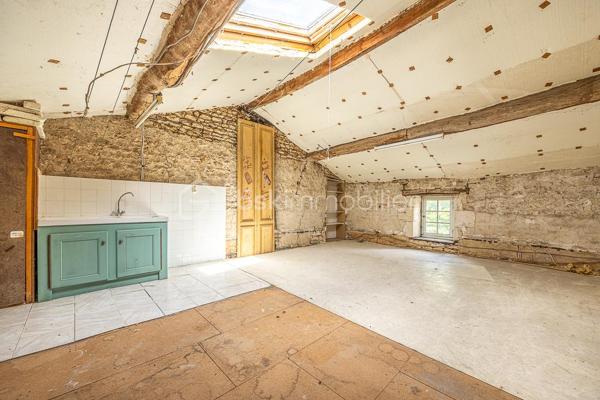 ***** OFFRE ACCEPTÉE *****

Cet immeuble dans le centre de Coulonges-sur-l'Autize, proche des commodités, comprend aujourd'hui 4 appartements : au rez-de-chaussée, un appartement T3 de 68 m² et un T2 de 48,5 m², chacun pourvu d'une cave. Au 1er étage, deux T3 (48,5 m² et 73,5 m²), chacun avec un vaste grenier.
Possibilité de créer un 5e logement en transformant ce dernier appartement.

L'ensemble est libre de toute occupation, idéal pour un investisseur souhaitant se constituer un patrimoine locatif.

Confort & équipements : chauffage gaz individuel dans certains appartements, électrique dans d'autres. Les appartements nécessitent des travaux d'ampleur variable.

Cette annonce correspond à votre projet ?

Selon l'article L.561.5 du Code Monétaire et Financier, pour l'organisation de la visite, la présentation d'une pièce d'identité vous sera demandée.
Vous avez la possibilité de vous faire accompagner, lors de la visite, par un professionnel de la construction de votre choix (architecte, expert en bâtiment, maître d'œuvre, artisan, etc.). Cette démarche peut vous permettre d'obtenir un avis technique éclairé sur l'état du bien, d'identifier d'éventuels travaux à prévoir et de sécuriser votre projet d'acquisition. Je vous remercie de bien vouloir m'informer en amont de la visite si vous souhaitez être accompagnés afin de faciliter l'organisation de celle-ci dans les meilleures conditions.

Chers confrères, contactez-moi pour travailler en inter-cabinet.