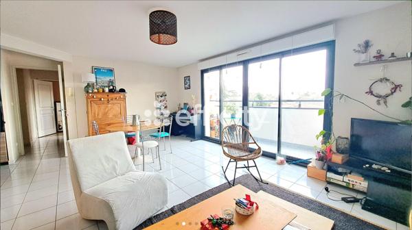 Appartement
         3 pièces
        - 71 m² 300 000 € *