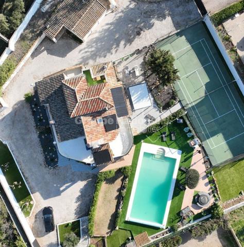 IMPOSANTE VILLA AU POTENTIEL EXCEPTIONNEL 278 M² HAB. SUR 2300 M² 730 000 €
