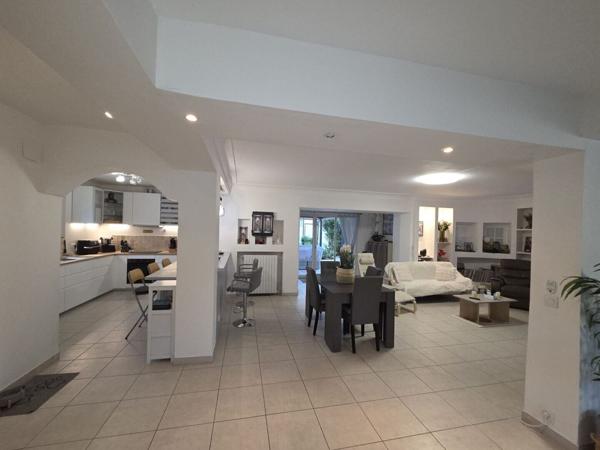 IMPOSANTE VILLA AU POTENTIEL EXCEPTIONNEL 278 M² HAB. SUR 2300 M² 730 000 €