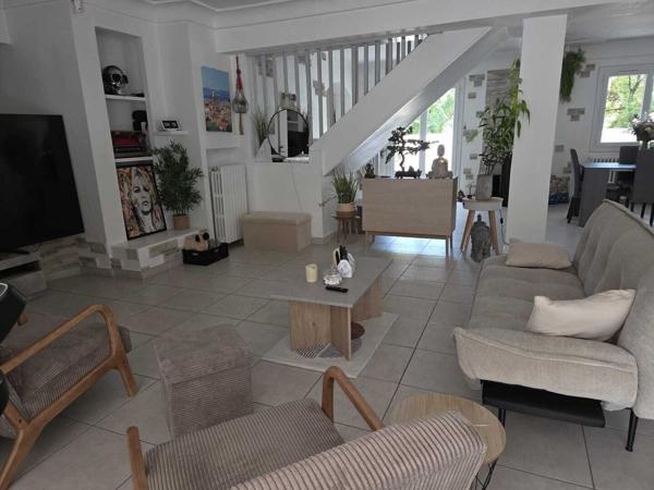 IMPOSANTE VILLA AU POTENTIEL EXCEPTIONNEL 278 M² HAB. SUR 2300 M² 730 000 €