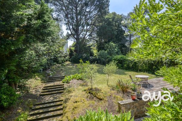 Grande maison contemporaine dans un cadre boisé