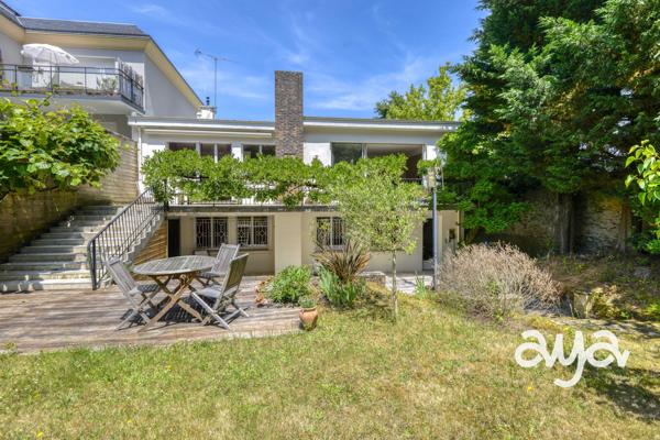Grande maison contemporaine dans un cadre boisé