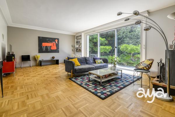 Grande maison contemporaine dans un cadre boisé