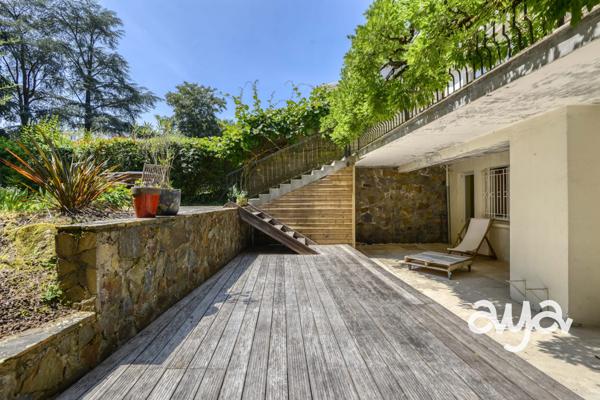 Grande maison contemporaine dans un cadre boisé