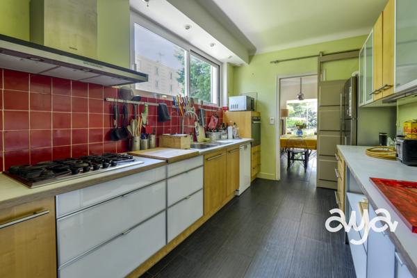 Grande maison contemporaine dans un cadre boisé