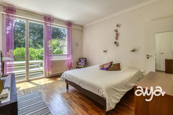 Grande maison contemporaine dans un cadre boisé