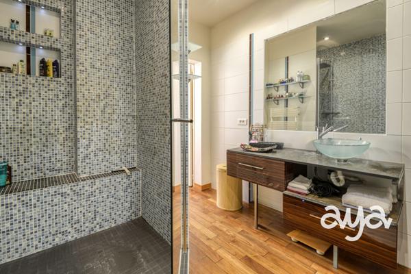 Grande maison contemporaine dans un cadre boisé