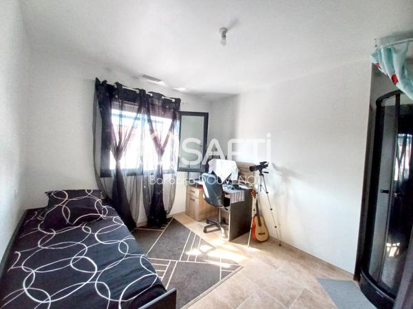 Villa de plain pied 4 chambres et 3 salles d'eau - Jardin, piscine et grand garage.