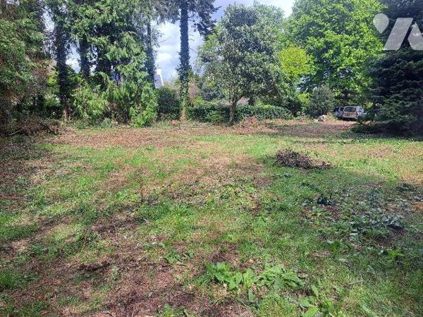 Terrain constructible borné de 885 m² viabilisé en eau, électricité; assainissement individuel ...