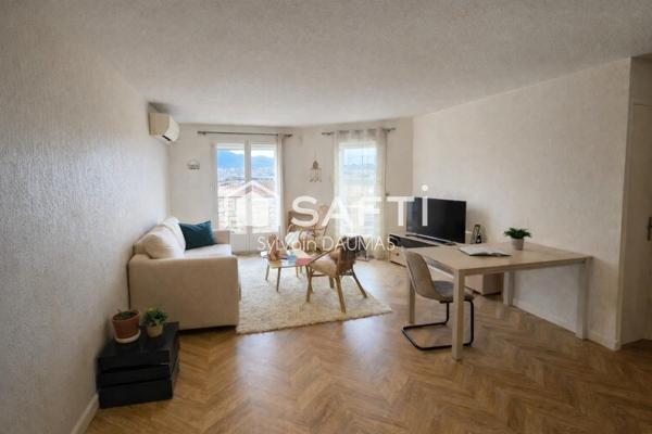 Dernier étage, terrasse plein sud, garage en sous-sol : le combo qu’on cherche tous… et qu’on trouve rarement.