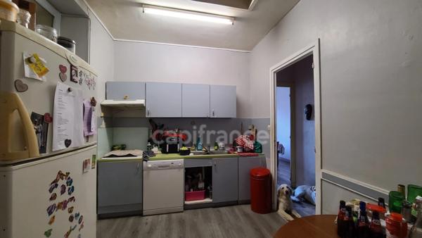 Dpt Charente Maritime (17), à vendre SAINT JEAN D'ANGELY maison P6 loué commerce, habitation et jardin