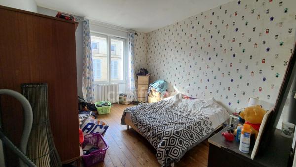 Dpt Charente Maritime (17), à vendre SAINT JEAN D'ANGELY maison P6 loué commerce, habitation et jardin