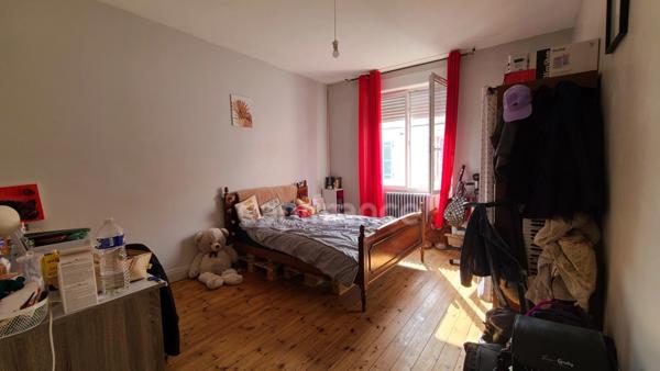 Dpt Charente Maritime (17), à vendre SAINT JEAN D'ANGELY maison P6 loué commerce, habitation et jardin