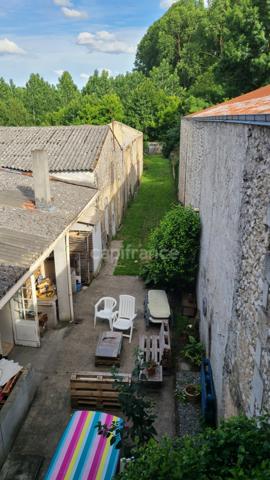 Dpt Charente Maritime (17), à vendre SAINT JEAN D'ANGELY maison P6 loué commerce, habitation et jardin