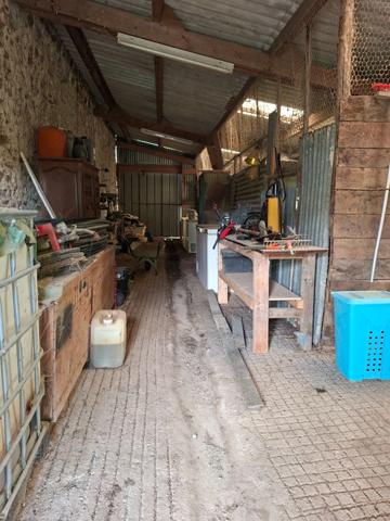 Grange , maisonnette, en pierre, brute à rénover, sur terrain de 10 000 m2 avec étang et Mobil Home. Proche Villaines la Juhel, Pré en Pail , Mayenne.