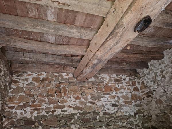 Grange , maisonnette, en pierre, brute à rénover, sur terrain de 10 000 m2 avec étang et Mobil Home. Proche Villaines la Juhel, Pré en Pail , Mayenne.