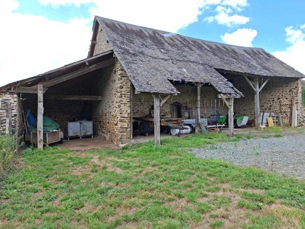 Grange , maisonnette, en pierre, brute à rénover, sur terrain de 10 000 m2 avec étang et Mobil Home. Proche Villaines la Juhel, Pré en Pail , Mayenne.