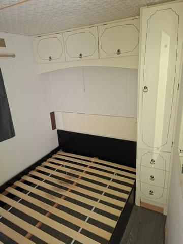 Grange , maisonnette, en pierre, brute à rénover, sur terrain de 10 000 m2 avec étang et Mobil Home. Proche Villaines la Juhel, Pré en Pail , Mayenne.