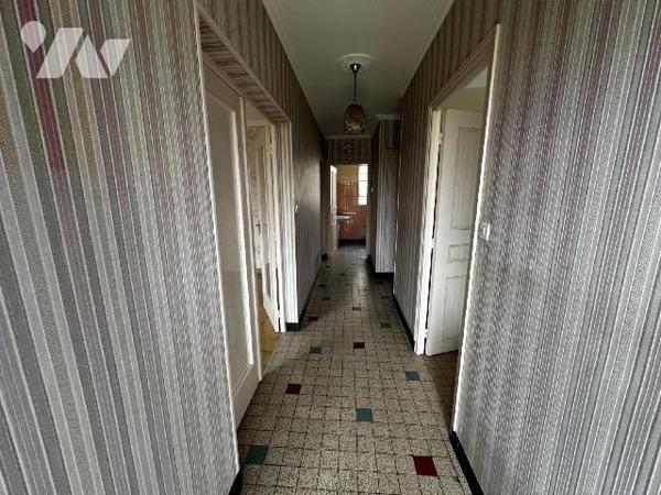 Pavillon sur sous-sol total comprenant une cuisine, un salon salle à manger, trois chambres, un...