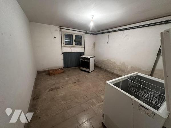 Pavillon sur sous-sol total comprenant une cuisine, un salon salle à manger, trois chambres, un...