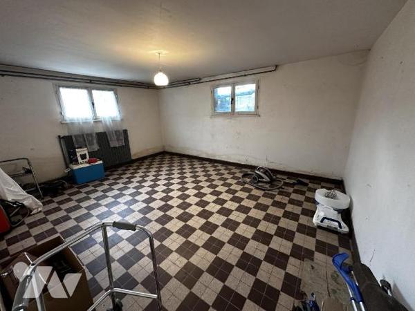 Pavillon sur sous-sol total comprenant une cuisine, un salon salle à manger, trois chambres, un...