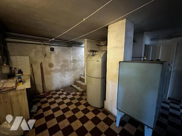 Pavillon sur sous-sol total comprenant une cuisine, un salon salle à manger, trois chambres, un...