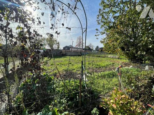 Pavillon sur sous-sol total comprenant une cuisine, un salon salle à manger, trois chambres, un...