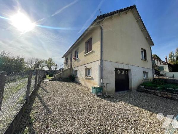 Pavillon sur sous-sol total comprenant une cuisine, un salon salle à manger, trois chambres, un...