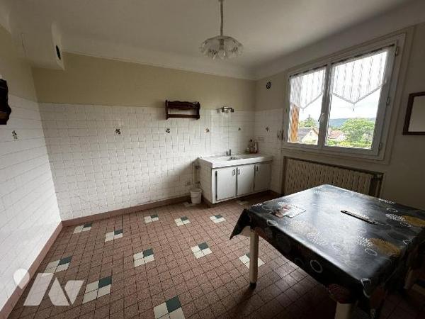 Pavillon sur sous-sol total comprenant une cuisine, un salon salle à manger, trois chambres, un...