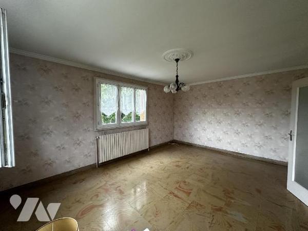 Pavillon sur sous-sol total comprenant une cuisine, un salon salle à manger, trois chambres, un...