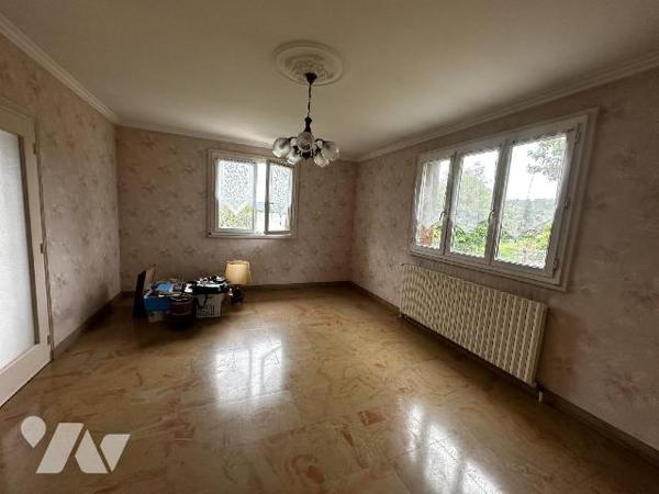 Pavillon sur sous-sol total comprenant une cuisine, un salon salle à manger, trois chambres, un...