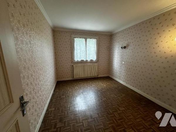 Pavillon sur sous-sol total comprenant une cuisine, un salon salle à manger, trois chambres, un...