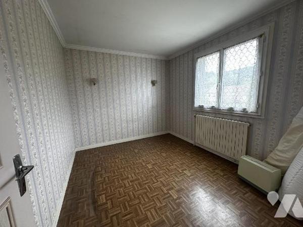 Pavillon sur sous-sol total comprenant une cuisine, un salon salle à manger, trois chambres, un...