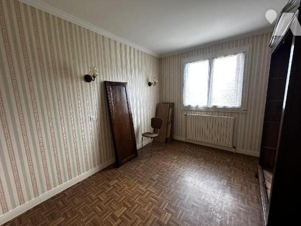 Pavillon sur sous-sol total comprenant une cuisine, un salon salle à manger, trois chambres, un...