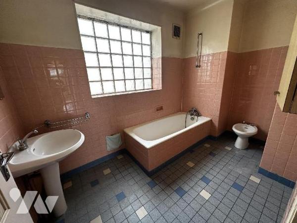 Pavillon sur sous-sol total comprenant une cuisine, un salon salle à manger, trois chambres, un...