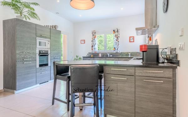 Domaine à vendre à Rousset à 15 minutes d'Aix-en-Provence - 8 000 m² - plusieurs logements - 262 m² habitables - calme absolu - amoureux de la nature