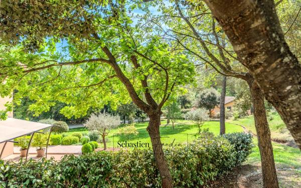 Domaine à vendre à Rousset à 15 minutes d'Aix-en-Provence - 8 000 m² - plusieurs logements - 262 m² habitables - calme absolu - amoureux de la nature