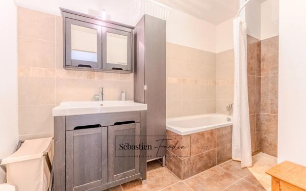 Domaine à vendre à Rousset à 15 minutes d'Aix-en-Provence - 8 000 m² - plusieurs logements - 262 m² habitables - calme absolu - amoureux de la nature